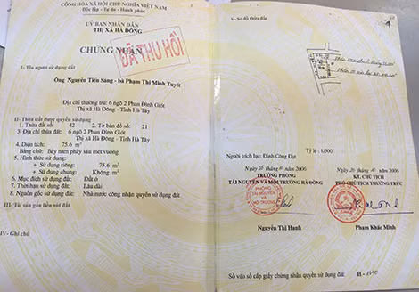 Do không có khả năng thanh toán, Trang dựa vào sổ đỏ gốc (đã được thu hồi) để đặt làm sổ đỏ giả thế chấp vay tiền.