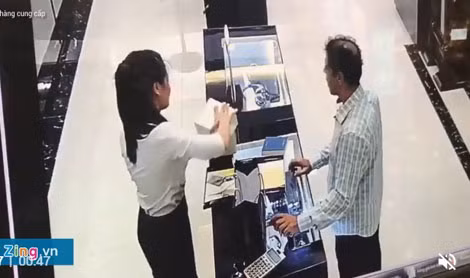 Hành động trộm đồng hồ của Asadollah Dolati Parviz được camera ghi lại. Hành động trộm đồng hồ của Asadollah Dolati Parviz được camera ghi lại.