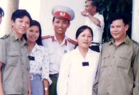 Chị Hoa và chị Thu, vợ của 2 liệt sĩ CAND hi sinh cùng một ngày trong buổi gặp mặt truyền thống (Ảnh tư liệu gia đình).