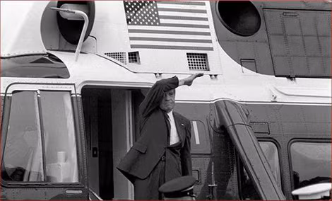 Richard Nixon rời khỏi Nhà Trắng sau khi nói lời chia tay nội các của mình vào ngày 9-8-1974.