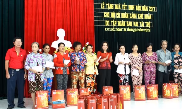 Đại diện Tập đoàn Sao Mai trao quà cho bà con tại Thị trấn Tân Hiệp, huyện Tân Hiệp, tỉnh Kiên Giang.