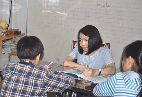 Cô giáo khuyết tật dạy tiếng Anh miễn phí cho học trò nghèo