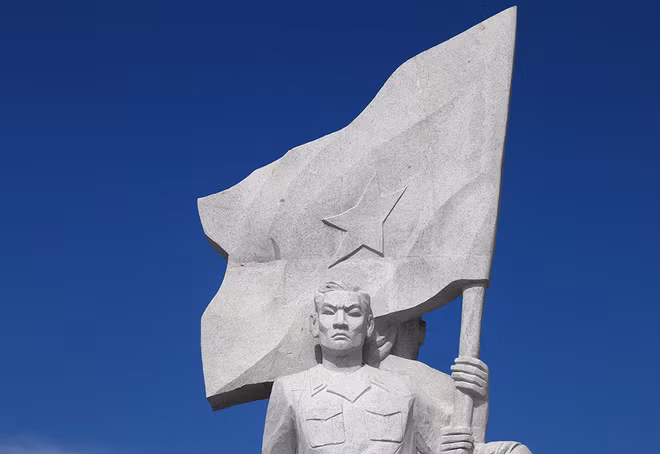 Tượng đài của mỗi chiến sĩ khác nhau. Khối tượng chính làm từ đá granite với những phiến đá nguyên khối nặng hơn 14 tấn được đơn vị thi công chuyển về công trình và các nghệ nhân đến từ làng nghề truyền thống Ninh Bình chế tác. "Cụm tượng đài cao 12 m, ngang 12 m, bán kính 7 m những chiến sĩ hải quân cơ bản được định hình, còn một số chi tiết nữa sẽ hoàn tất", Chủ tịch Liên đoàn lao động Khánh Hòa cho hay.