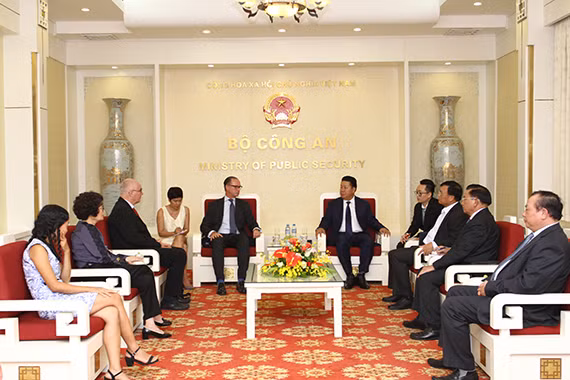 Thứ trưởng Bùi Văn Thành và Đại sứ Thomas Loidl tại buổi tiếp. Thứ trưởng Bùi Văn Thành và Đại sứ Thomas Loidl tại buổi tiếp.