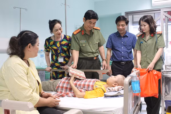 Đại tá Nguyễn Bạch Đằng - Phó Cục trưởng Cục An ninh Chính trị nội bộ -Tổng cục An Ninh thăm hỏi và tặng quà cho các cháu.