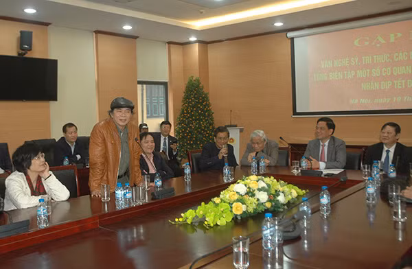 Tại cuộc gặp mặt, nhà thơ Nguyễn Trọng Tạo đã hát một ca khúc mới sáng tác tặng lực lượng Công an Thủ đô.