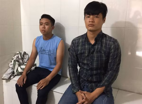Hai đối tượng tại cơ quan điều tra.