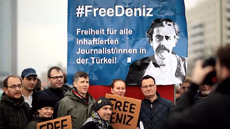 Biểu tình đòi thả tự do cho Deniz Yucel ở Đức và Thổ Nhĩ Kỳ. Ảnh: Reuters.