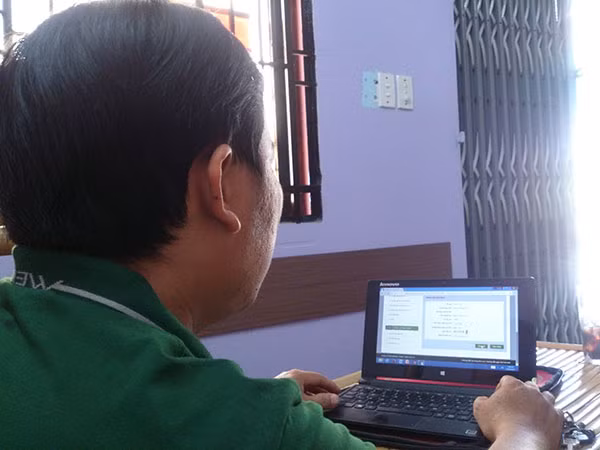 Chủ tài khoản khi giao dịch trực tuyến cần bảo mật mã OTP. Ảnh mang tính chất minh họa.