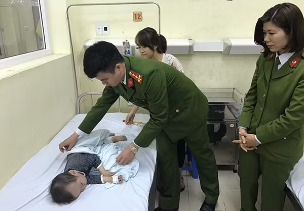 Đoàn viên Phòng PC50 - Công an TP Hà Nội thăm hỏi, tặng quà bệnh nhi có hoàn cảnh khó khăn tại Bệnh viện Tim Hà Nội.