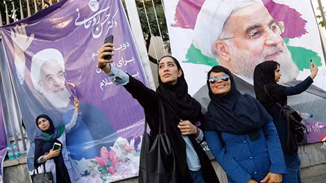 Người dân Iran ủng hộ Tổng thống Rouhani khi ông vận động tranh cử. Ảnh: Al Jazeera.