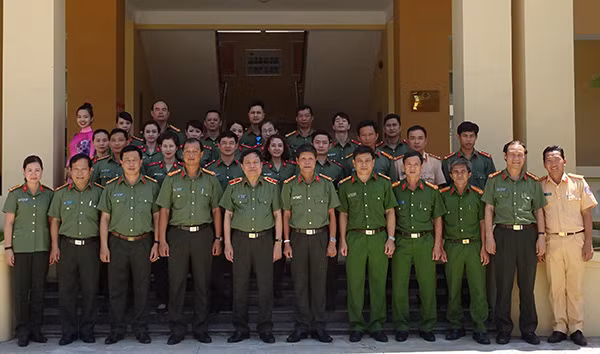 Đoàn cục Công tác chính trị chụp ảnh lưu niệm với Công an tỉnh Quảng Ngãi, Công an huyện Lý Sơn.