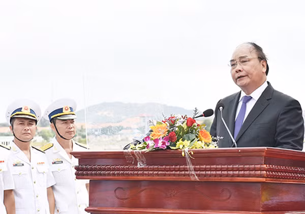 Thủ tướng Nguyễn Xuân Phúc phát hiểu tại buổi lễ. Thủ tướng Nguyễn Xuân Phúc phát hiểu tại buổi lễ.