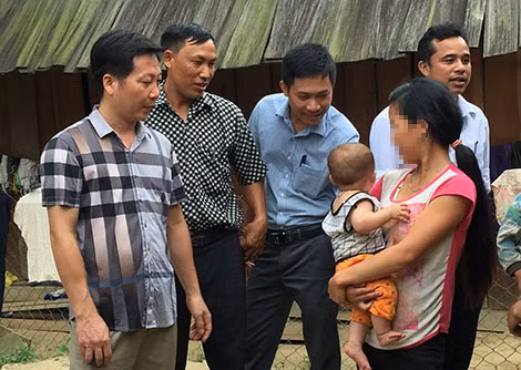 13 tuổi, bé gái đã làm vợ, làm mẹ không phải là hi hữu ở miền Tây xứ Nghệ. 13 tuổi, bé gái đã làm vợ, làm mẹ không phải là hi hữu ở miền Tây xứ Nghệ.
