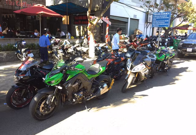 Trong đoàn rước dâu có đến 4 chiếc Kawasaki Z1000 tham dự.