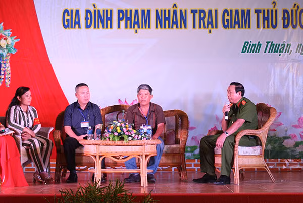 Anh Hùng (thứ 3 từ trái sang) chia sẻ kinh nghiệm bản thân ở Hội nghị gia đình phạm nhân mới đây..
