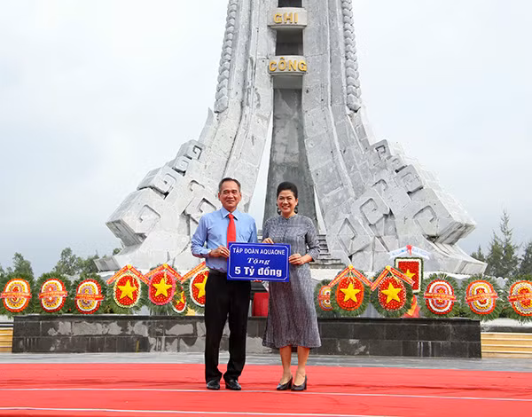 Bà Đỗ Thị Kim Liên, trao bảng tượng trưng 5 tỷ đồng xây dựng nhà tình nghĩa trên địa bàn Hậu Giang.