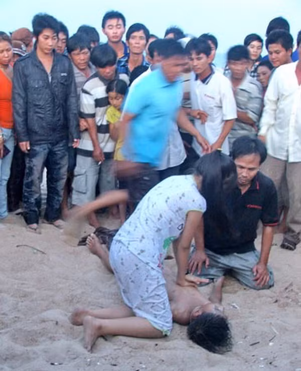 Một vụ sơ cứu nam sinh đuối nước tại bãi biển Ninh Tịnh 2, phường 9, TP Tuy Hòa.