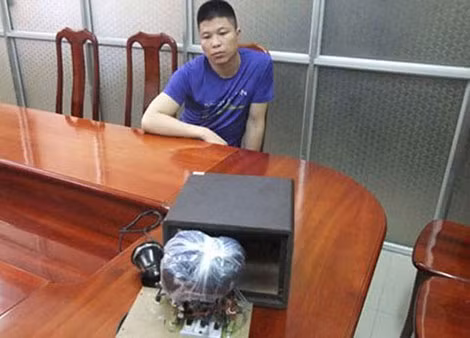 Trùm ma túy Hoàng Thế Bảo từng giả điên để trốn tội và tiếp tục buôn ma túy trong thời gian ở bệnh viện tâm thần. Trùm ma túy Hoàng Thế Bảo từng giả điên để trốn tội và tiếp tục buôn ma túy trong thời gian ở bệnh viện tâm thần.