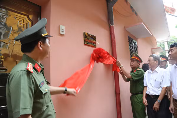 Đại tá Đoàn Ngọc Hùng, Phó Giám đốc CATP Hà Nội cùng đại diện lãnh đạo UBND quận Bắc Từ Liêm, CAQ Bắc Từ Liêm, UBND phường Đức Thắng và thân nhân liệt sỹ Nguyễn Văn Tiếp cắt băng khánh thành nhà tình nghĩa.