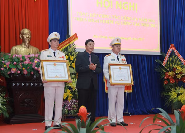 Thừa uỷ quyền của Chủ tịch nước, đồng chí Bùi Văn Hải, Bí thư Tỉnh uỷ Bắc Giang đã trao Huân chương Chiến công hạng Nhì cho Thượng tá Thân Văn Duy, Trưởng phòng PC45; Huân chương Chiến công hạng Ba cho Đại tá Đỗ Văn Huyền, Trưởng phòng PC67, Công an tỉnh Bắc Giang. Thừa uỷ quyền của Chủ tịch nước, đồng chí Bùi Văn Hải, Bí thư Tỉnh uỷ Bắc Giang đã trao Huân chương Chiến công hạng Nhì cho Thượng tá Thân Văn Duy, Trưởng phòng PC45; Huân chương Chiến công hạng Ba cho Đại tá Đỗ Văn Huyền, Trưởng phòng PC67, Công an tỉnh Bắc Giang.