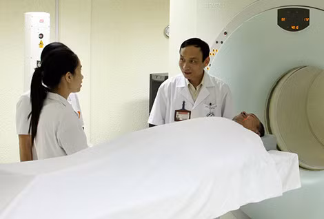 GS.TS. Mai Trọng Khoa chuẩn bị một ca chụp PET/CT để mô phỏng lập kế hoạch xạ trị.