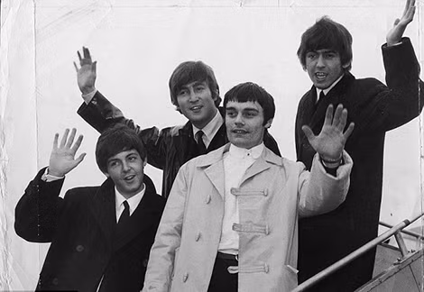 Nicol (áo trắng) cùng 3 thành viên The Beatles. Nicol (áo trắng) cùng 3 thành viên The Beatles.