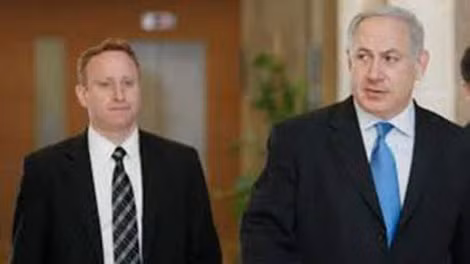 Cựu Chánh văn phòng Ari Harow và Thủ tướng Netanyahu.