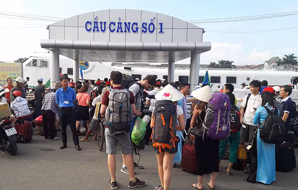 Hành khách đã được phía Công ty Tàu cao tốc Superdong tặng vé đi vào sáng 9-5.