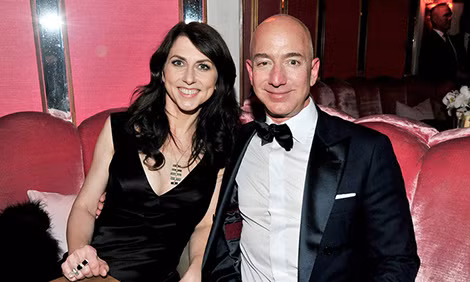 Tỷ phú Jeff Bezos và vợ.