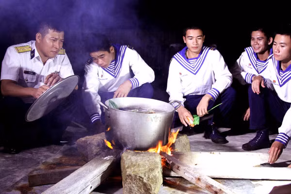 Nấu bánh chưng đón giao thừa trên đảo ở Trường Sa.