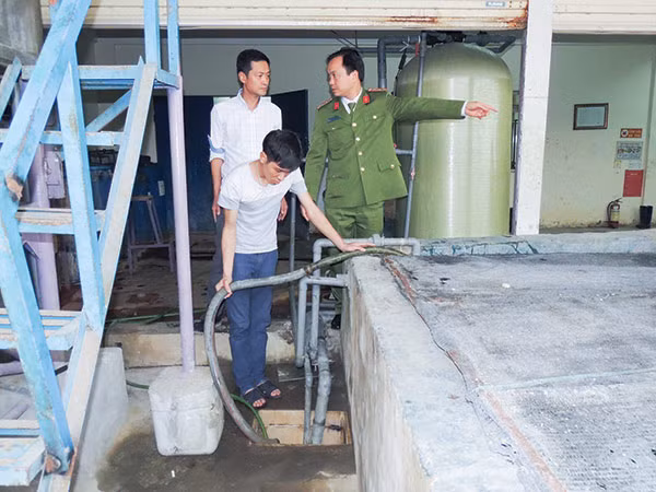 Lực lượng Cảnh sát môi trường kiểm tra hệ thống xả thải của một doanh nghiệp. Lực lượng Cảnh sát môi trường kiểm tra hệ thống xả thải của một doanh nghiệp.