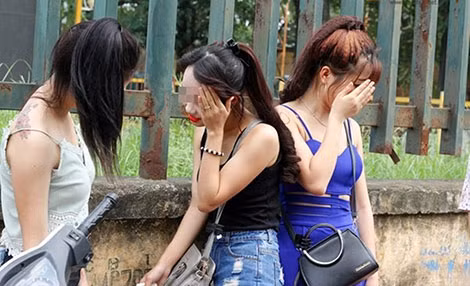 Nhiều cô gái dịch vụ thích phục vụ khách người nước ngoài vì “an toàn, kín đáo”.
