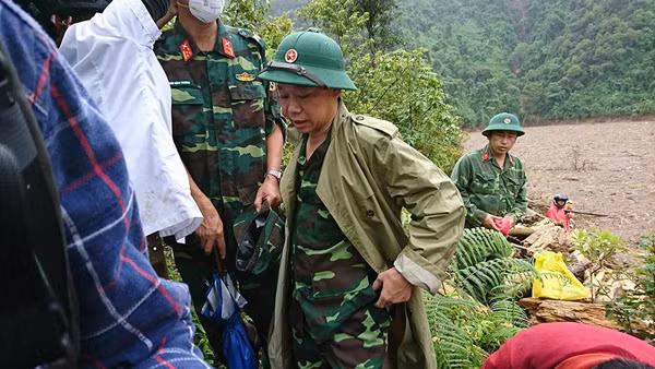 Chủ tịch UBND tỉnh Yên Bái Đỗ Đức Duy, trực tiếp chỉ đạo hoạt động tìm kiếm tại hiện trường.