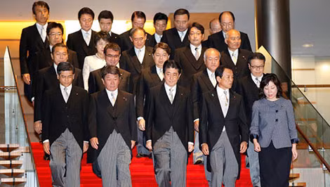 Thủ tướng Nhật Shinzo Abe và tân nội các tại dinh thủ tướng ngày 3-8-2017.Ảnh: Reuters.