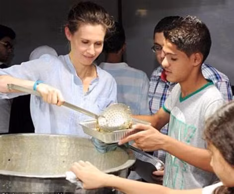 Ảnh bà Asma phân phát thức ăn cho trẻ mồ côi Syria được ông Assad đưa lên Instagram.