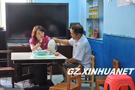 Phan Cầm tâm sự với bố. Phan Cầm tâm sự với bố.