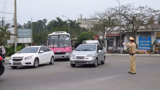 Một số hình ảnh ghi nhận trong ngày 30-4 về tình hình giao thông và hoạt động văn hóa, văn nghệ, thể dục – thể thao tại các bãi biển.
