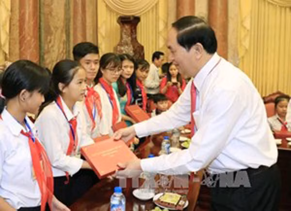 Chủ tịch nước Trần Đại Quang tặng quà các em học sinh nghèo hiếu học, học giỏi, trẻ em có hoàn cảnh đặc biệt, khó khăn.