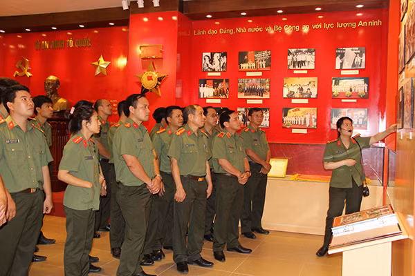 Thiếu tướng Nguyễn Mạnh Dũng và cán bộ, chiến sĩ Cục Bảo vệ Chính trị V tham gia một hoạt động sinh hoạt tập thể của đơn vị.