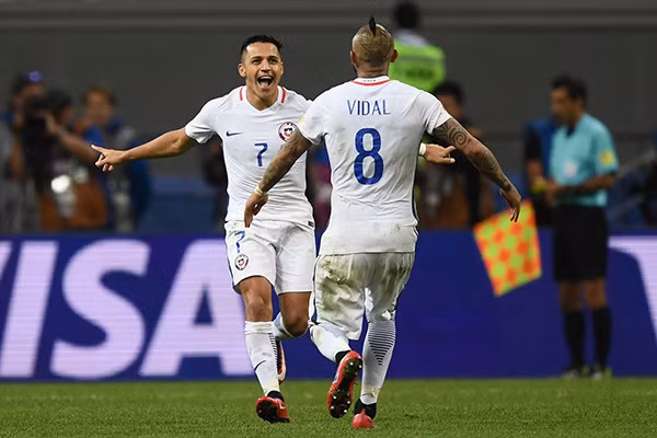 Niềm vui chiến thắng của các cầu thủ Chile.