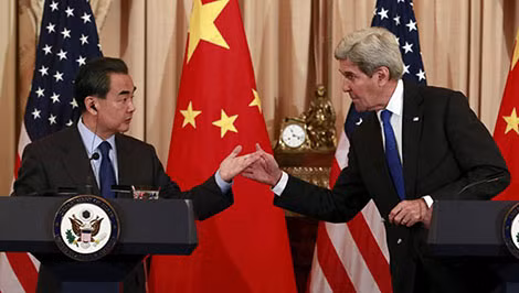 Ngoại trưởng Trung Quốc Vương Nghị và đồng nhiệm Mỹ John Kerry trong cuộc họp báo tại Bộ Ngoại giao Hoa Kỳ ngày 23-2-2016.