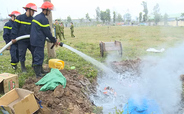Lực lượng Công an tiến hành tiêu hủy pháo, thuốc pháo do người dân tự giác giao nộp và là tang vật của các vụ sản xuất, buôn bán và vận chuyển pháo trái phép. Ảnh: Trung Thành.