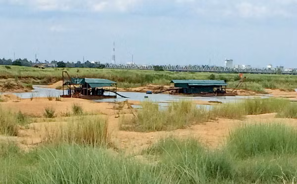 Tổng CTCP Thành Trung lập rào chắn tạo “lãnh địa” riêng ven sông Đà Rằng để đưa 2 sà lan khai thác cát trái phép. Tổng CTCP Thành Trung lập rào chắn tạo “lãnh địa” riêng ven sông Đà Rằng để đưa 2 sà lan khai thác cát trái phép.