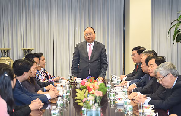 Thủ tướng nói chuyện với cán bộ, nhân viên Phái đoàn Thường trực Việt Nam tại Liên Hợp Quốc.