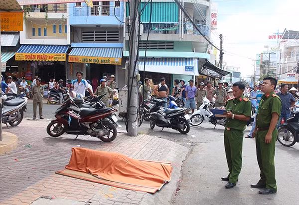 Hiện trường ông Quang gục xuống tử vong.
