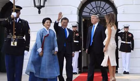 Tổng thống Moon Jae-in cam kết sát cánh cùng Tổng thống Donald Trump. Tổng thống Moon Jae-in cam kết sát cánh cùng Tổng thống Donald Trump.
