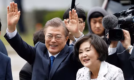 Ông Moon Jae-in và vợ trong ngày thắng cử 9-5.