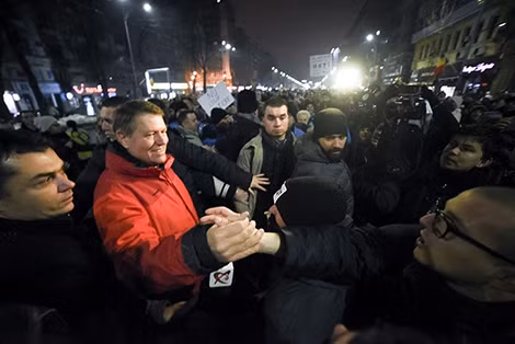 Tổng thống Romania Klaus Iohannis kêu gọi người dân chống lại sắc lệnh mà tân Thủ tướng Sorin Grindeanu công bố. Ảnh: Foxcrawl. Tổng thống Romania Klaus Iohannis kêu gọi người dân chống lại sắc lệnh mà tân Thủ tướng Sorin Grindeanu công bố. Ảnh: Foxcrawl.