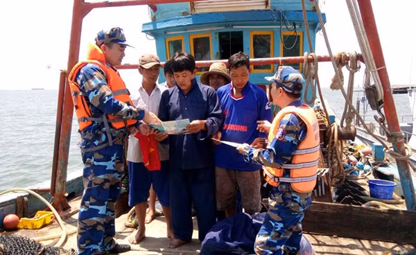 Cán bộ, chiến sĩ Bộ Tư lệnh Vùng Cảnh sát biển 3 tuyên truyền pháp luật cho ngư dân.